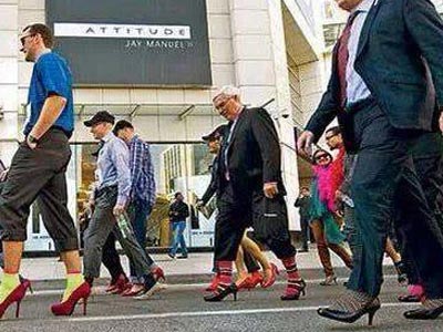 Άντρες περπατούν με ψηλοτάκουνα