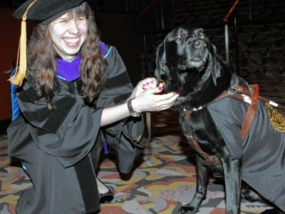 Σκύλος βοήθησε τυφλή να πάρει το πτυχίο της