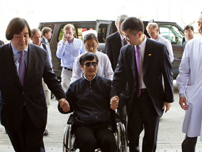 Στο νοσοκομείο παραμένει ο Τσεν Γκουανγκτσένγκ