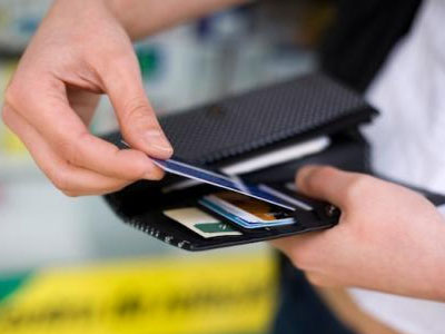 Οι Έλληνες περιόρισαν τη χρήση πιστωτικών