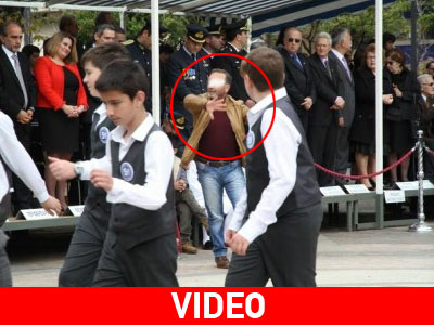 Χαιρέτισε τους επισήμους με μία… ανοικτή παλάμη!