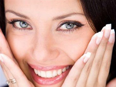 Χαμογελάστε για να δείχνετε πιο νέοι