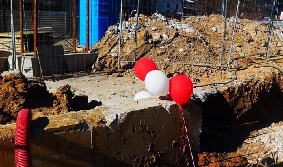 Κόκκινα και άσπρα μπαλόνια στα έργα του μετρό