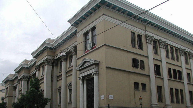 Έπεσε πάνω σε γυάλινη πόρτα δικαστηρίου κι έκοψε τις φλέβες της!