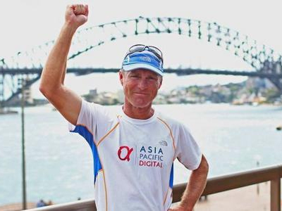 Έκανε τον γύρο του κόσμου πεζός