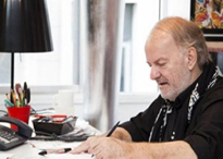 Ο σχεδιαστής στο γραφείο του