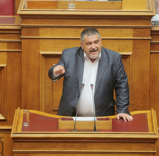 Ο βουλευτής της Χρυσής Αυγής επί το έργον