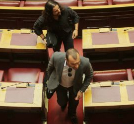 Ηλιόπουλος-Μπαρμπαρούσης αποχωρούν από την αίθουσα