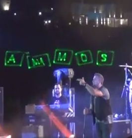 Στιγμιότυπο από τη συναυλία στη Μύκονο