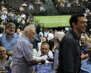 Φωτό: Πριν την ομιλία Γλέζου