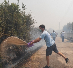 Πολίτες δίνουν μάχη με τις φλόγες