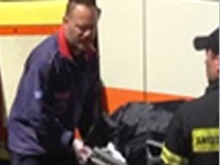 Προσωπικό του ΕΚΑΒ με τη σορό του άνδρα