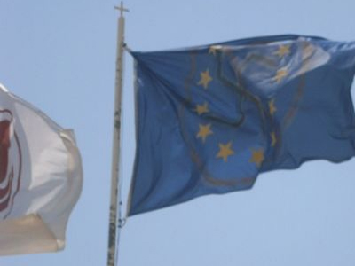 Αγκυλωτός σταυρός σε σημαία της Ε.Ε.