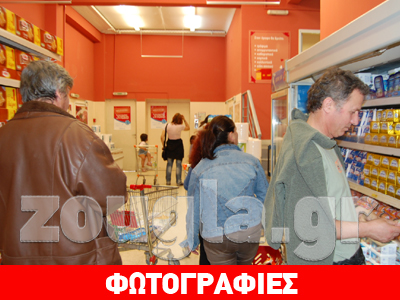 Ουρές πολιτών στα κοινωνικά παντοπωλεία