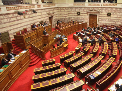 Με τραγούδια και κραυγές το πολυνομοσχέδιο