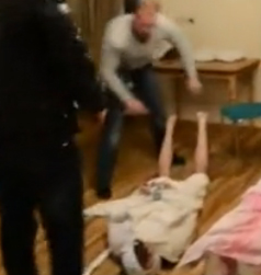 Τον σέρνουν στο πάτωμα του ξενοδοχείου