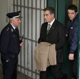 Με χειροπέδες 