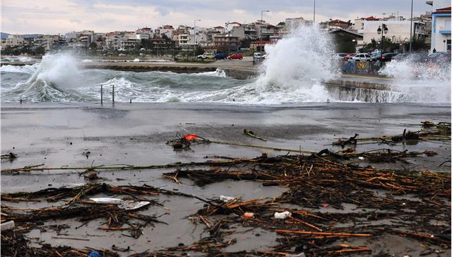 Κλαδιά και φύλλα που ξέβρασε η θάλασσα στην παραλία της Κορίνθου