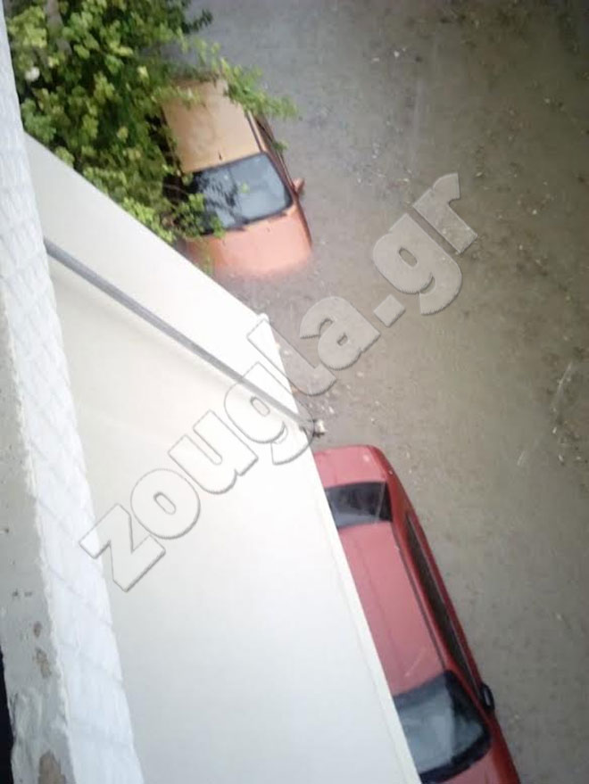 Το νερό κάλυψε τα αυτοκίνητα στο Ίλιον