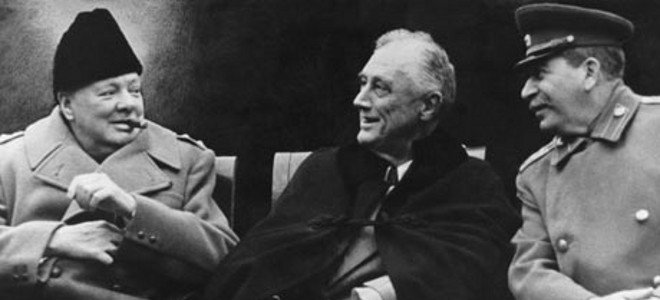 Ο Βρετανός πρωθυπουργός σερ Ουίνστον Τσώρτσιλ, ο πρόεδρος των ΗΠΑ Φραγκλίνος Ρούζβελτ και ο ηγέτης της ΕΣΣΔ Ιωσήφ Στάλιν