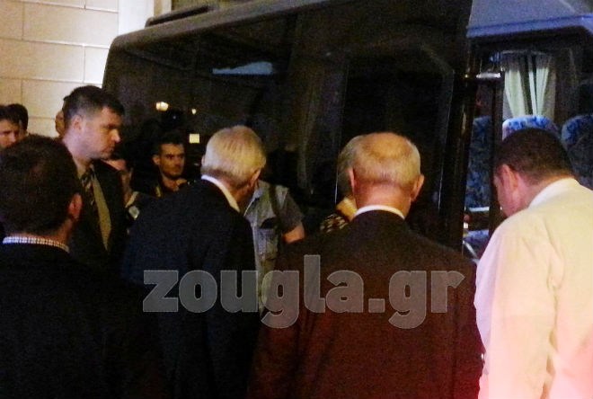 Ο τ. βασιλιάς έξω από το ξενοδοχείο