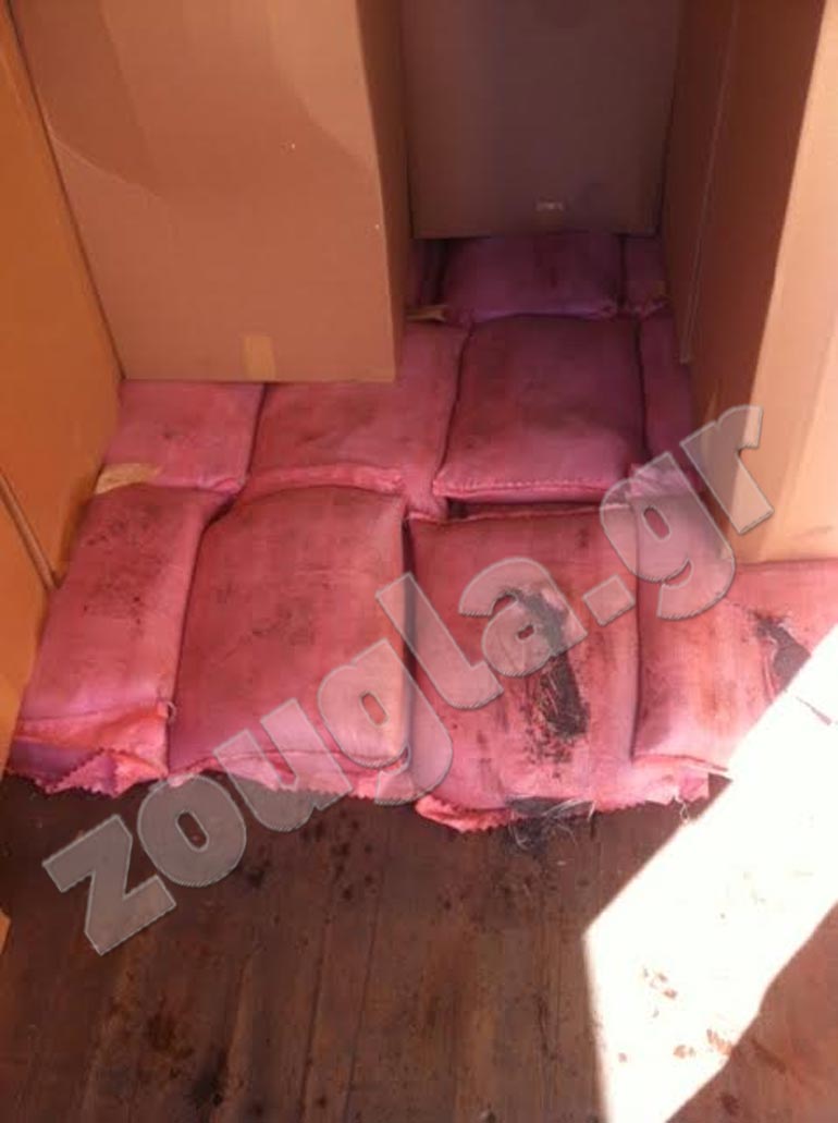 Έκρυβαν τα πακέτα πίσω από σακιά με άμμο