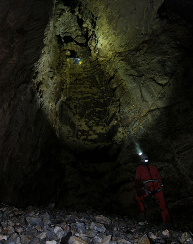 Το απόκοσμο θέαμα της ανθρώπινης παρουσίας μέσα στα έγκατα της γης