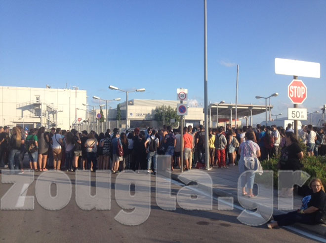 Οι θαυμαστές της Lady Gaga στο αεροδρόμιο Ελ. Βενιζέλος