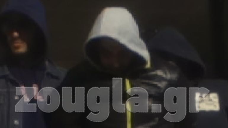 Κατά την έξοδό του με χειροπέδες