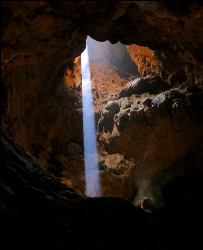 Αυτό το υπέροχο θέαμα αντίκρισαν οι σπηλαιολόγοι, στα 80 μέτρα βάθος 