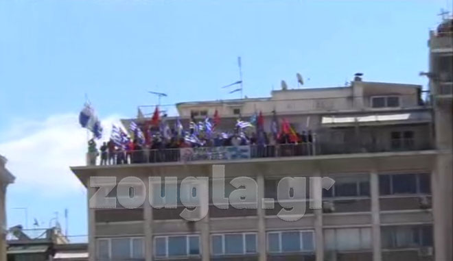 Τα μέλη της Χρυσής Αυγής στην ταράτσα του κτηρίου του κόμματος