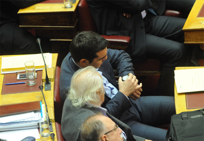 Ο Αλέξης Τσίπρας κοιτάζει το ρολόι του...