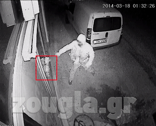 Πετάει πέτρα για να σπάσει το τζάμι