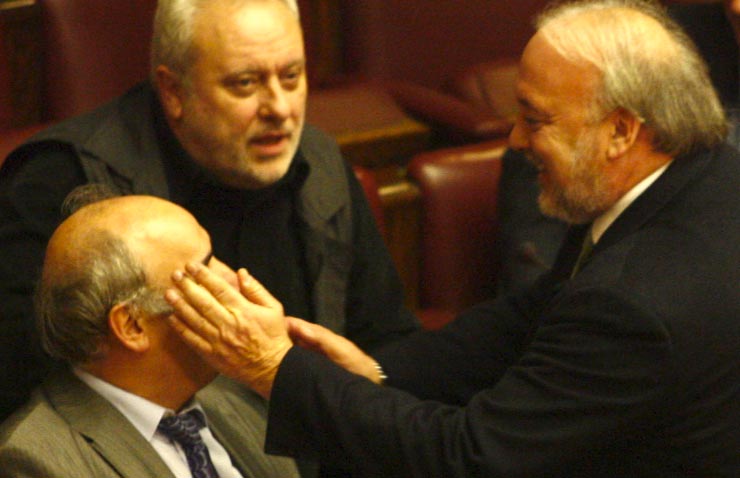 Ο Ι. Καλαντζής χαιρετά τον Μάρκο Μπόλαρη