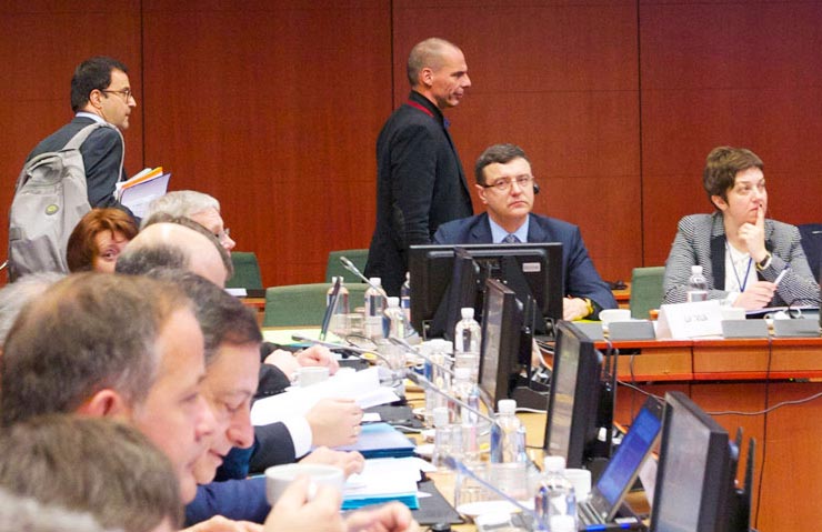 O Bαρουφάκης προσερχόμενος στην αίθουσα