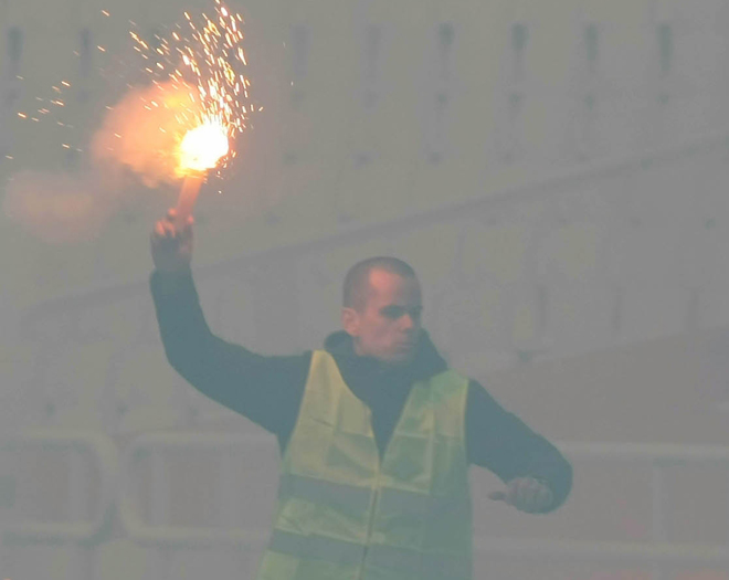 Ο Μπαλτάκος με τη φωτοβολίδα στα χέρια