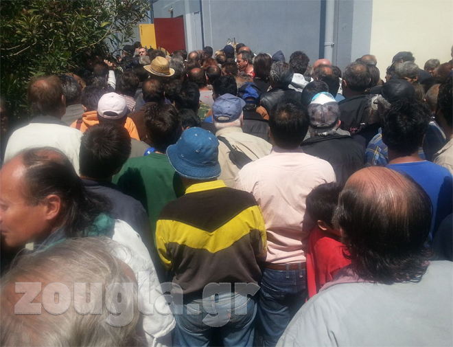 Περιμένοντας στην ουρά για το πασχαλινό τραπέζι