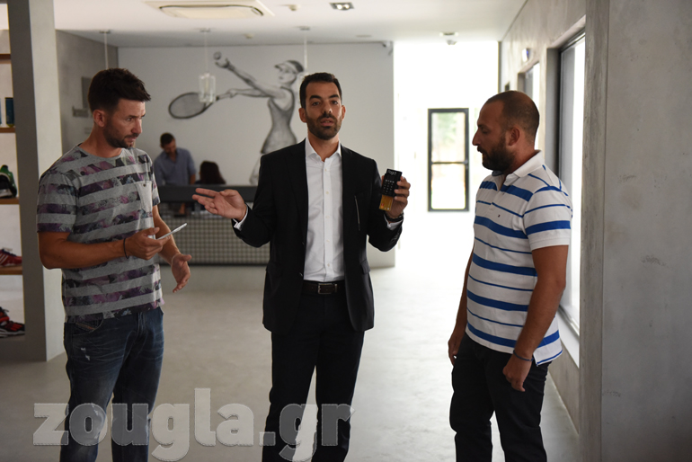 Δημήτρης Φιλίππου και Τριάντης Αποστόλης, συνιδιοκτήτες της ακαδημίας Tennis Square και ανάμεσά τους ο  Αθανάσιος Γεραμάνης, Country Manager της MasterCard Ελλάδας, Κύπρου και Μάλτας