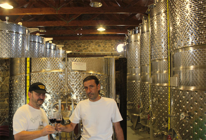 O Γιώργος Γεωργιάδης με τον οινοποιό Γιάννη Γκιρλέμη