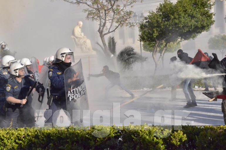 Χημικά στα Προπύλαια