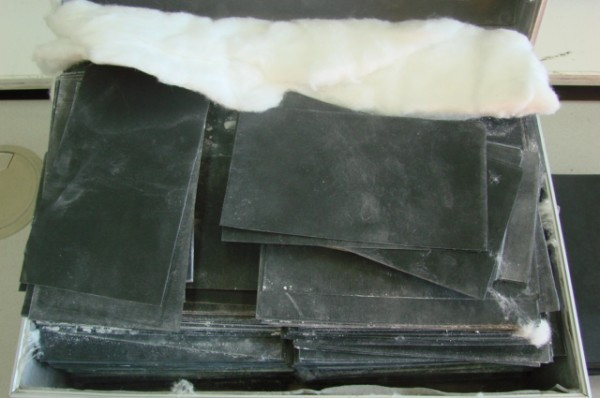 Στοίβες μαύρων χαρτονομισμάτων