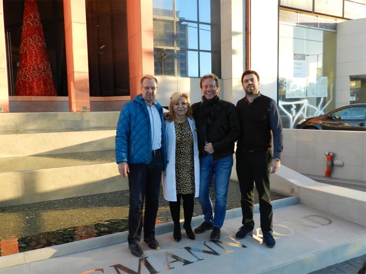 Μετά το πέρας της επέμβασης μεταμόσχευσης μαλλιών του κ. Werner Scheffer (εκ δεξιών) και του κ. JurgenLangmesser (εξ αριστερών) που ταξίδεψαν από τη Γερμανία, με την παρουσία των επικεφαλής κ.κ. Βασιλική Κορδερά και Βαρδή Κορδερά.