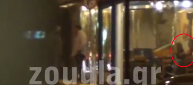 Ο ιδιοκτήτης της ταβέρνας, η σύζυγός του  και οι άνδρες της προσωπικής ασφάλειας του κ. Μαρινάκη