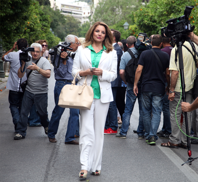 Η νέα υπουργός Πολιτισμού Άντζελα Γκερέκου με άσπρο κοστούμι