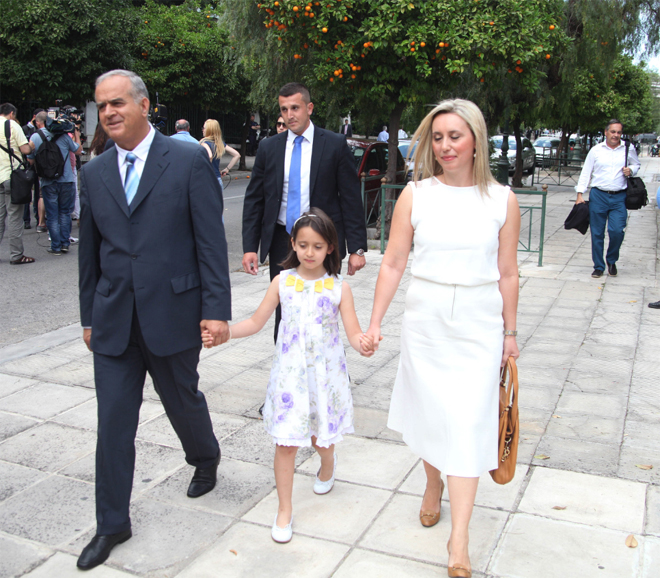 Ο υφυπουργός Εθνικής Άμυνας Γιάννης Λαμπρόπουλος με την οικογένειά του