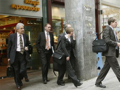 Ξεσκονίζουν το Υπουργείο Εργασίας