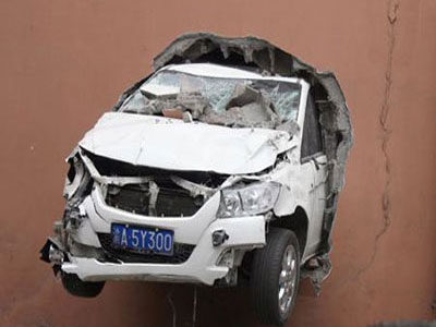 Αυτοκίνητο «μπούκαρε» σε… σπίτι