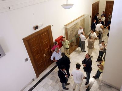 Πόσοι είναι τελικά οι υπάλληλοι της Βούλης;