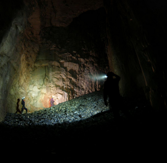 Η ομάδα του Πρωτέα στο βάθος του σπηλαίου