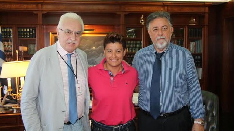 Από αριστερά, ο ιδιωτικός ερευνητής, Αντιπρόεδρος του ελληνικού τμήματος των G. Sciacca Γιώργος Τσούκαλης, η αστυνομικός-πρωταθλήτρια του taekwondo, Μαρία Καρπαθάκη και ο Υπουργός Προστασίας του Πολίτη, Γιάννης Πανούσης